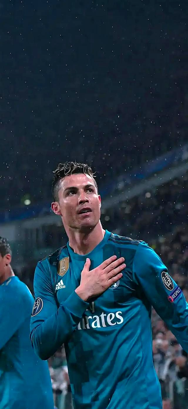 C罗重返赛场，持续失利首场状态出色，瑞士队观众沸腾！比赛高潮迭起的简单介绍-爱游戏官网